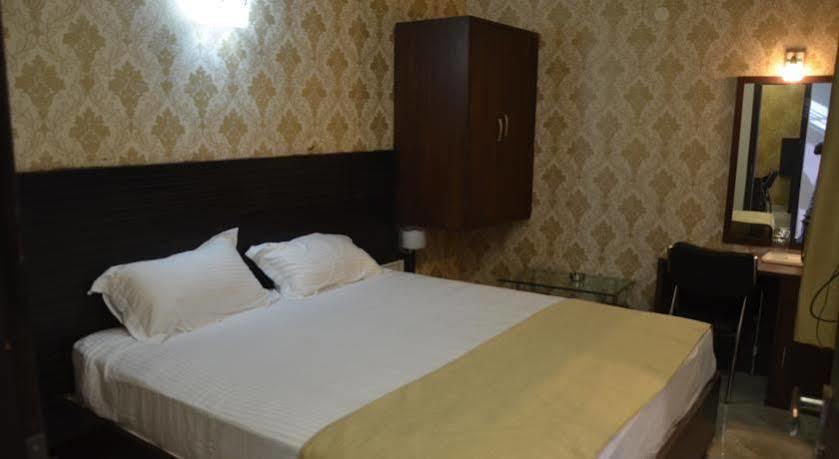 Hotel Park Plaza Bénarès Extérieur photo
